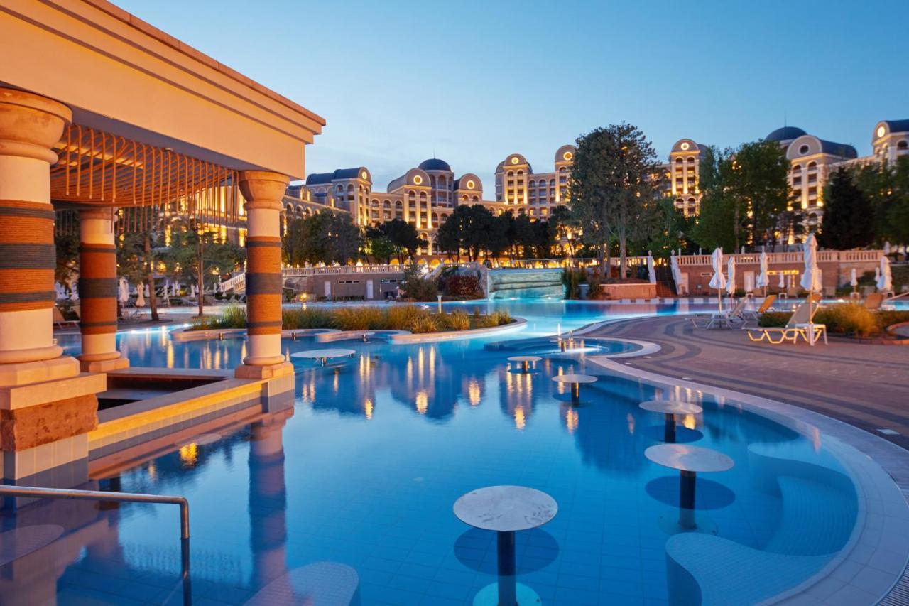 Dreams Sunny Beach Resort And Spa Exteriér fotografie The resort at night