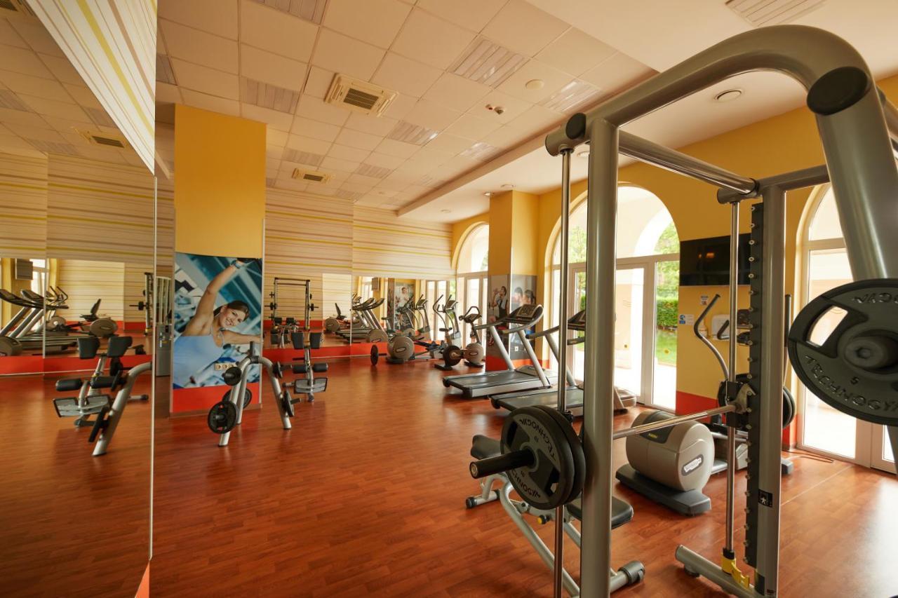 Dreams Sunny Beach Resort And Spa Exteriér fotografie The gym at the hotel