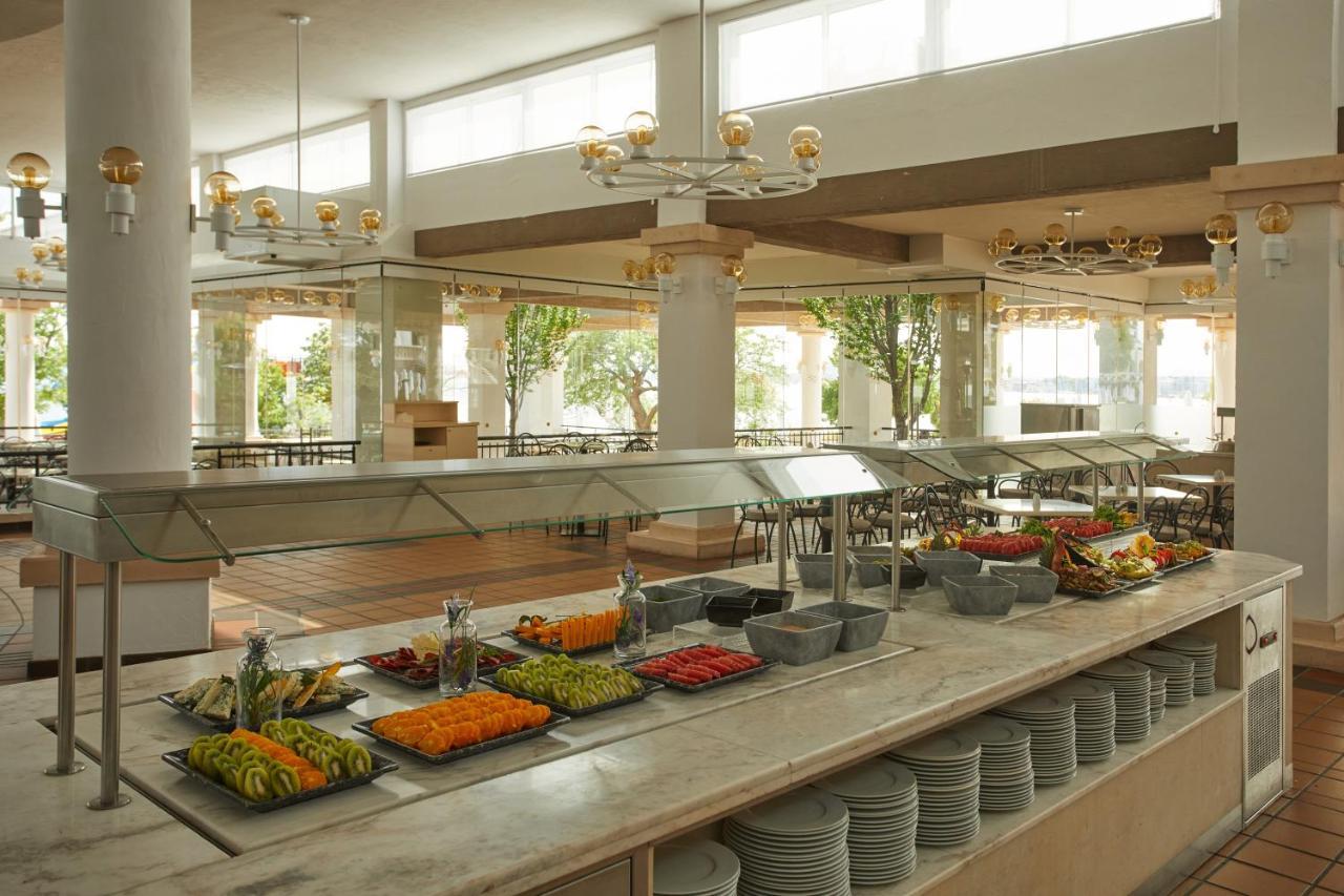 Dreams Sunny Beach Resort And Spa Exteriér fotografie A buffet at a hotel