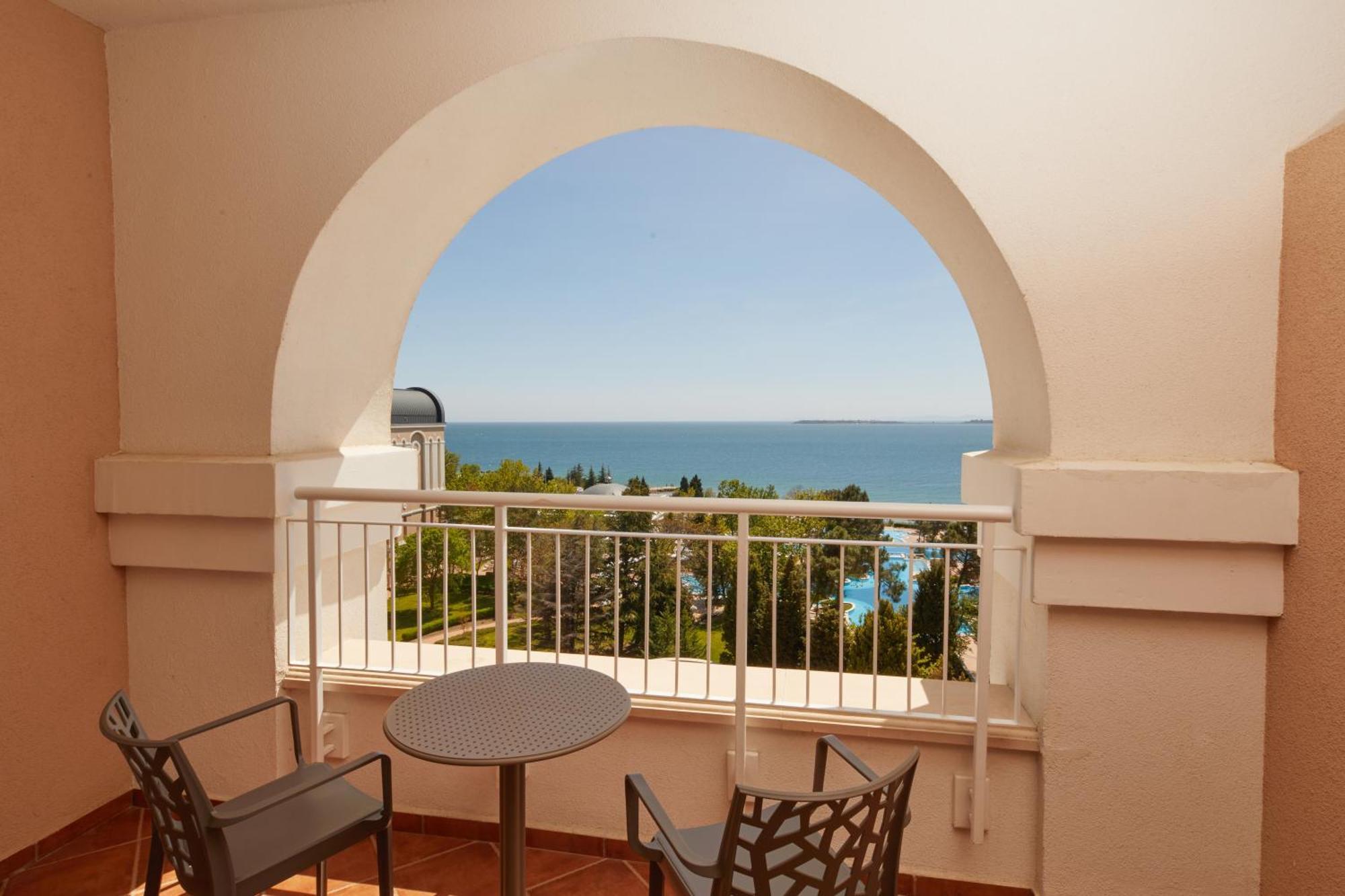 Dreams Sunny Beach Resort And Spa Pokoj fotografie A balcony at the hotel
