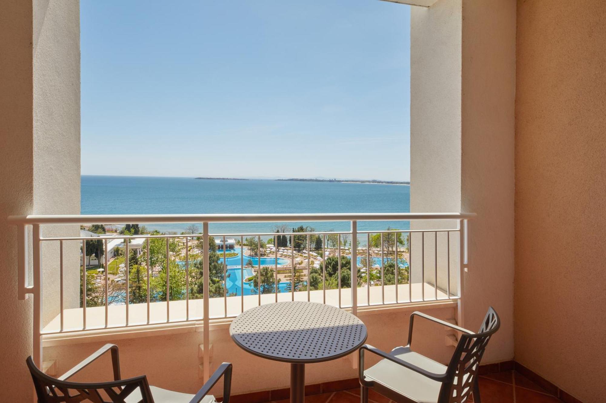 Dreams Sunny Beach Resort And Spa Exteriér fotografie Balcony of a hotel room