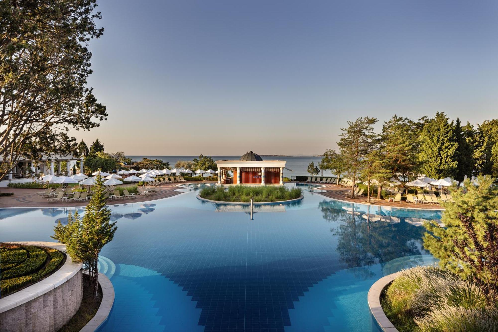 Dreams Sunny Beach Resort And Spa Exteriér fotografie The resort's main pool