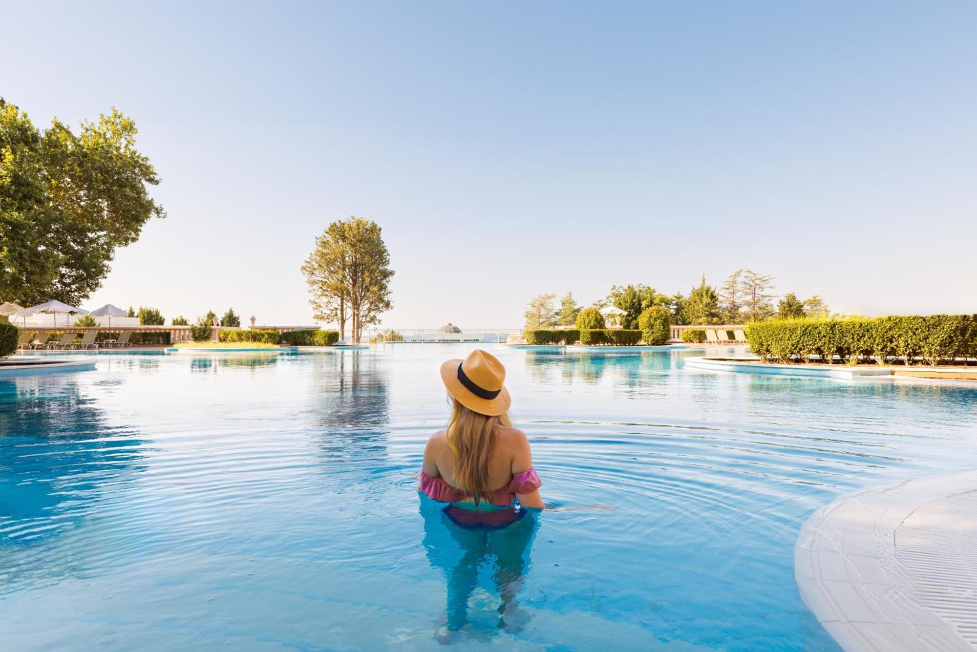 Dreams Sunny Beach Resort And Spa Exteriér fotografie Infinity pool at the resort