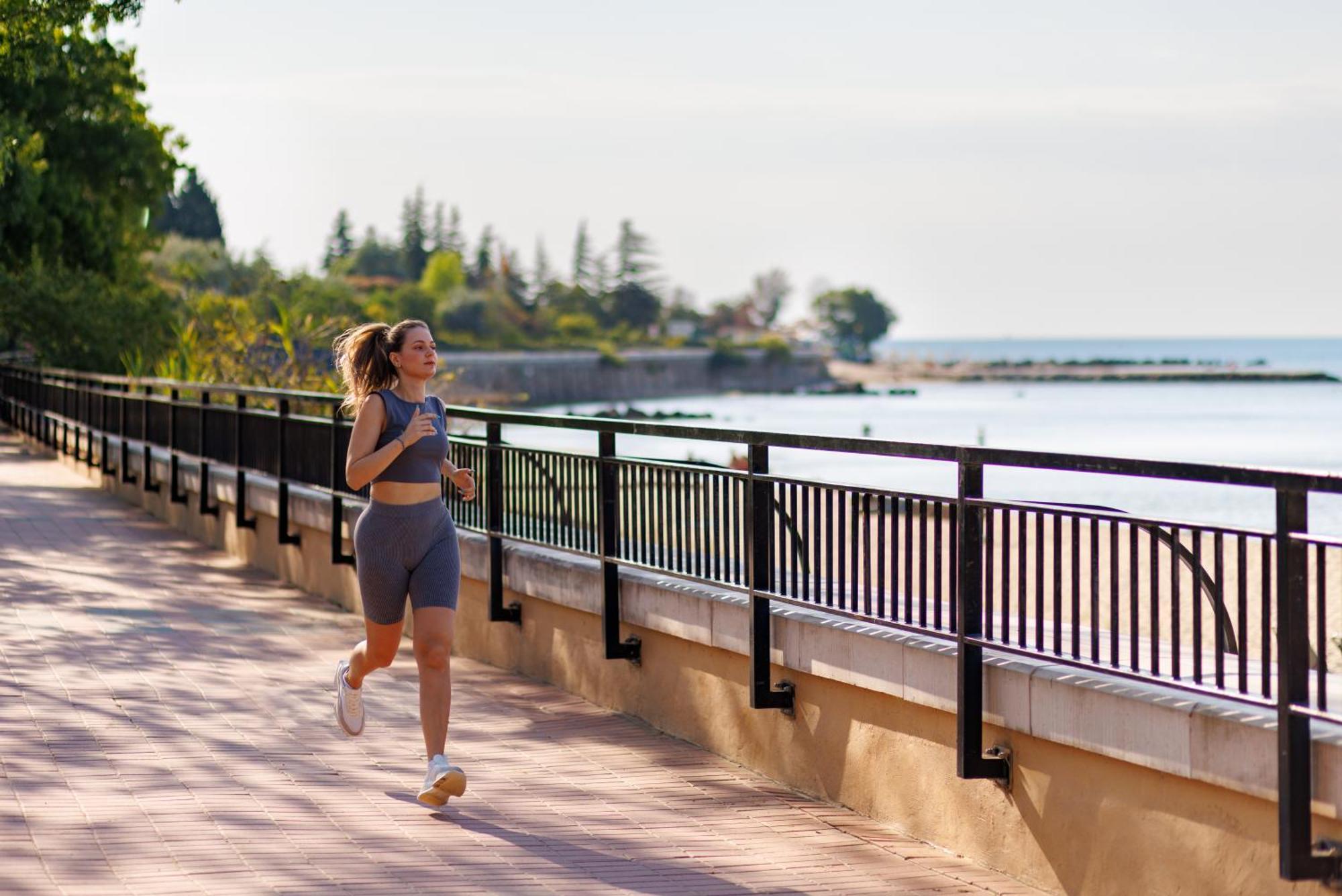 Dreams Sunny Beach Resort And Spa Exteriér fotografie A woman jogging along the Lake Michigan shoreline