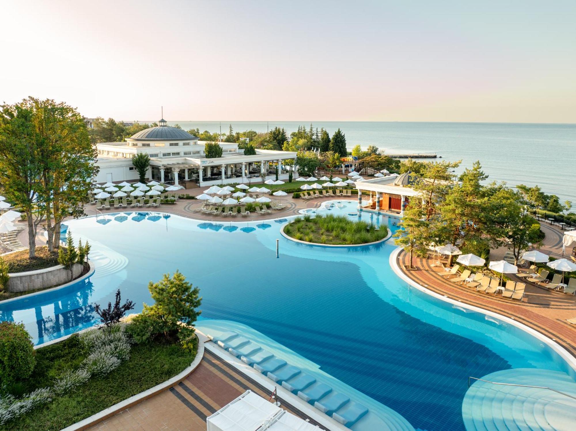 Dreams Sunny Beach Resort And Spa Exteriér fotografie The resort's main pool